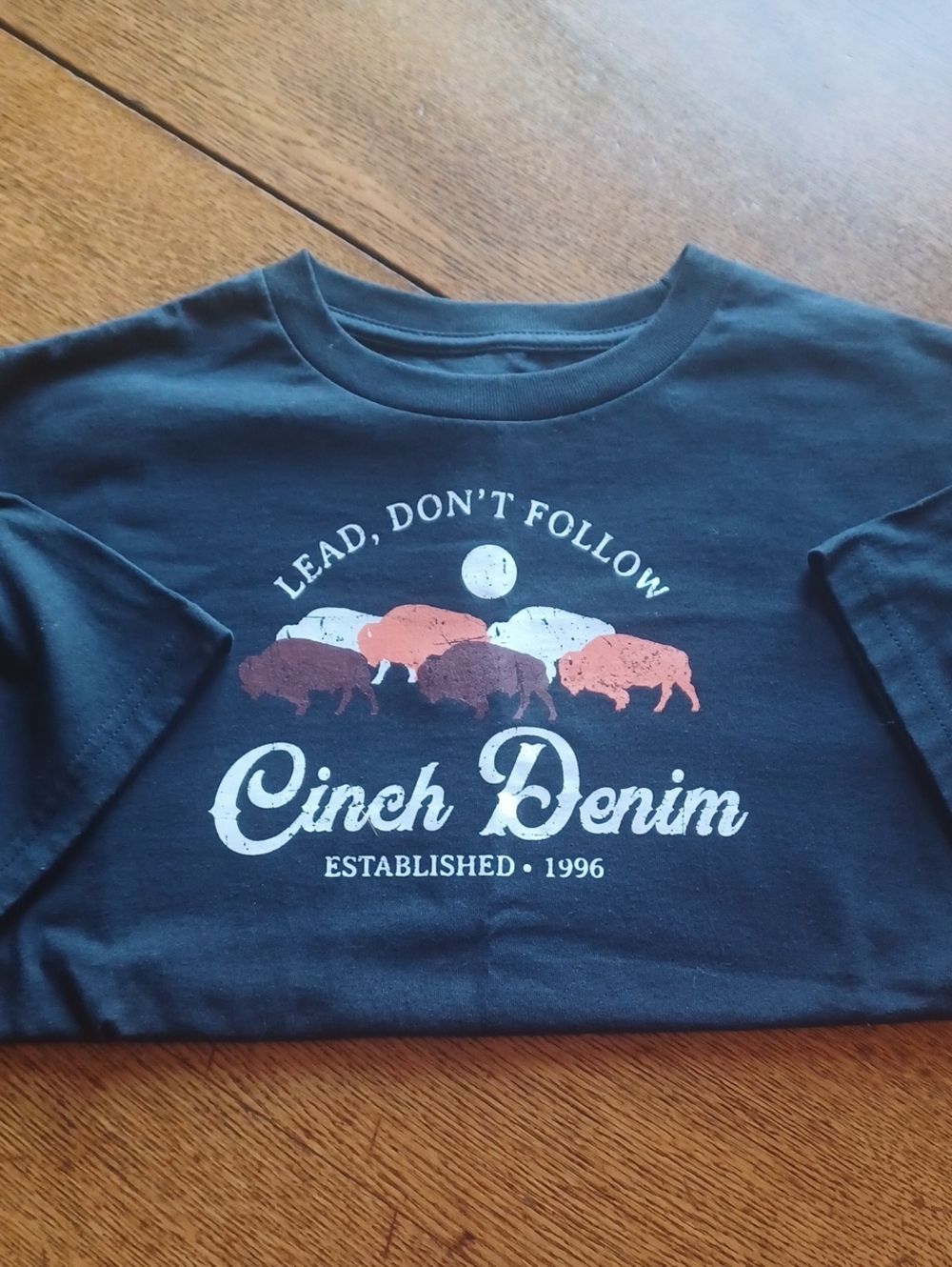 Cinch Navy Tee with Buffalo Graphic, Boys Size 12/large